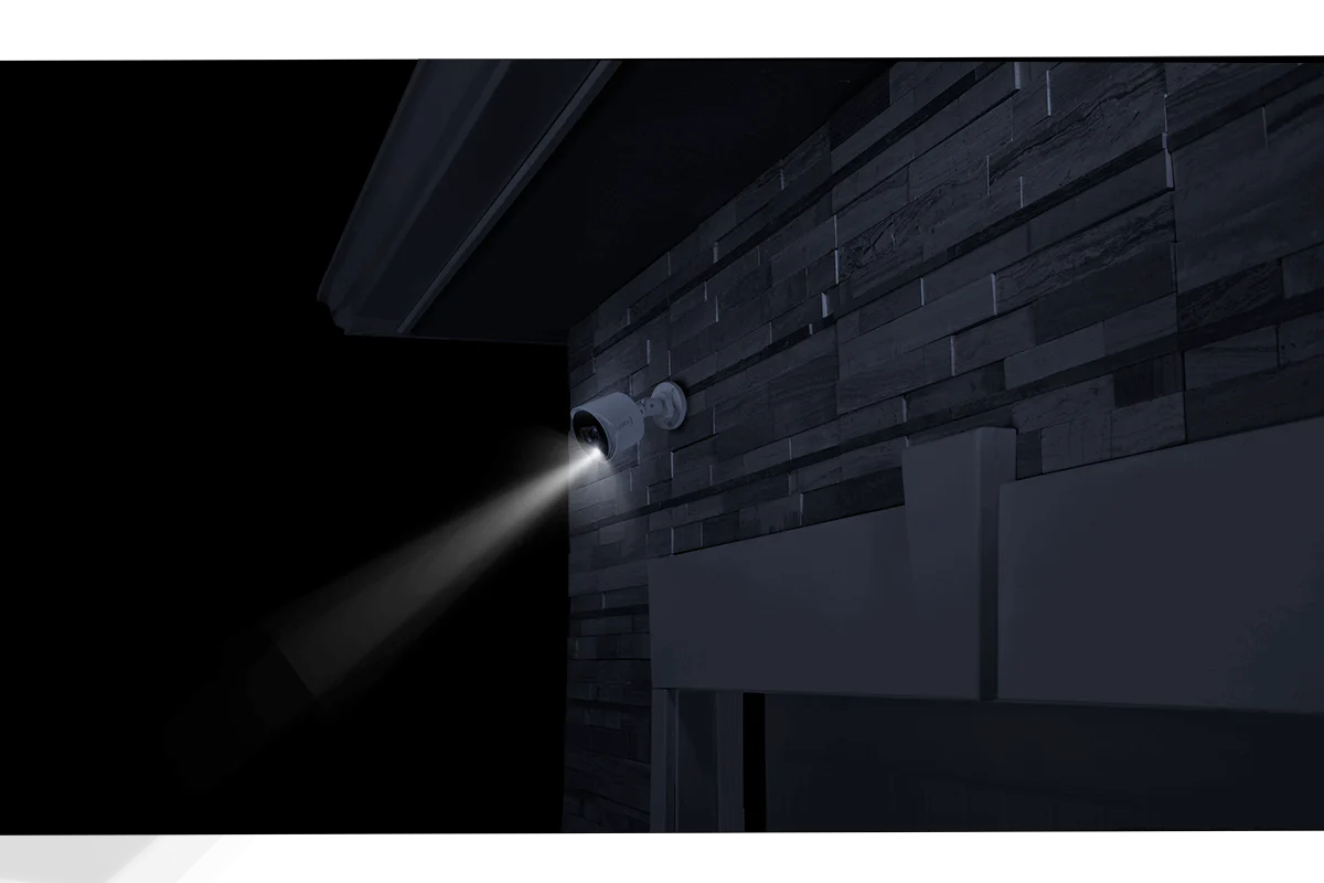 Lorex 4K Analog Active Deterrence Security Camera - Image 6