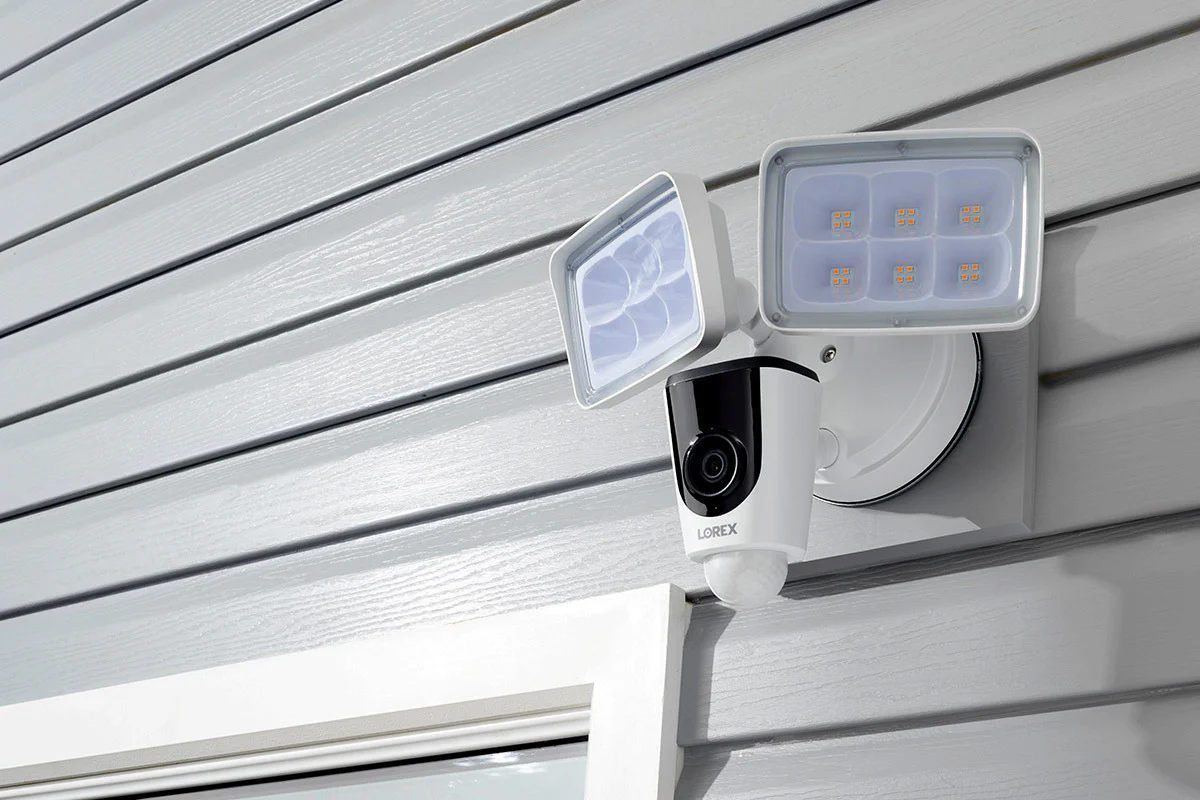 Lorex 1080p Wi-Fi Floodlight Security Camera (32GB) - Image 6